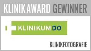 Beim KlinikAward 2017 hat in der Kategorie Beste Klinikfotografie das Klinikum Dortmund das Projekt "„Spurensuche“ – was Arbeit aus Menschen macht" vorgestellt. Die Projektverantwortlichen sind Marc Raschke (PR/Marketing) und Rudolf Mintrop (Geschäftsführung).