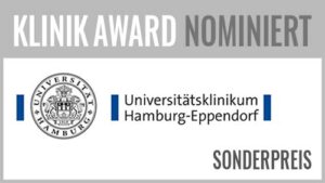 Beim KlinikAward 2015 hat in der Kategorie Sonderpreis der Jury das Universitätsklinikum Hamburg-Eppendorf das Projekt "Hygiene im UKE. Ohne Wenn und Aber!" vorgestellt. Die Projektverantwortlichen sind Friederike Schulz (PR/Marketing) und Joachim Prölß (Geschäftsführung).